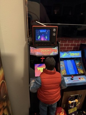 1/6 Mini Retro Tv with Dragon s Lair Full Play through Video New Wave Toys addon