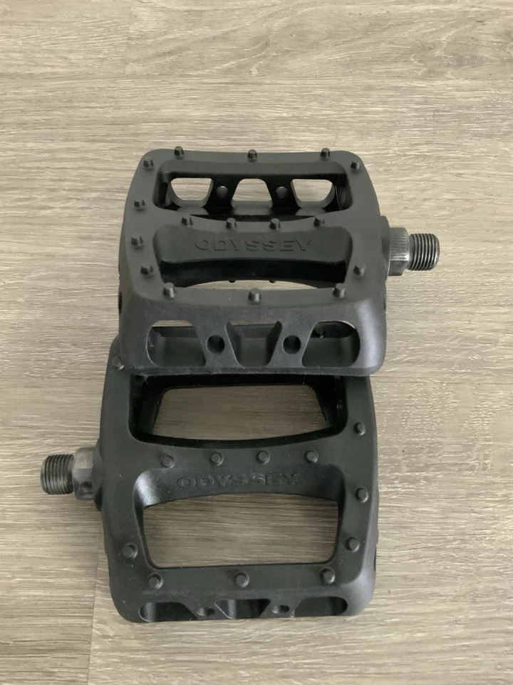 PEDALES PLATAFORMA ODYSSEY 9/16 NEGRO 90 MM X 100 MM Foto 3 de 3