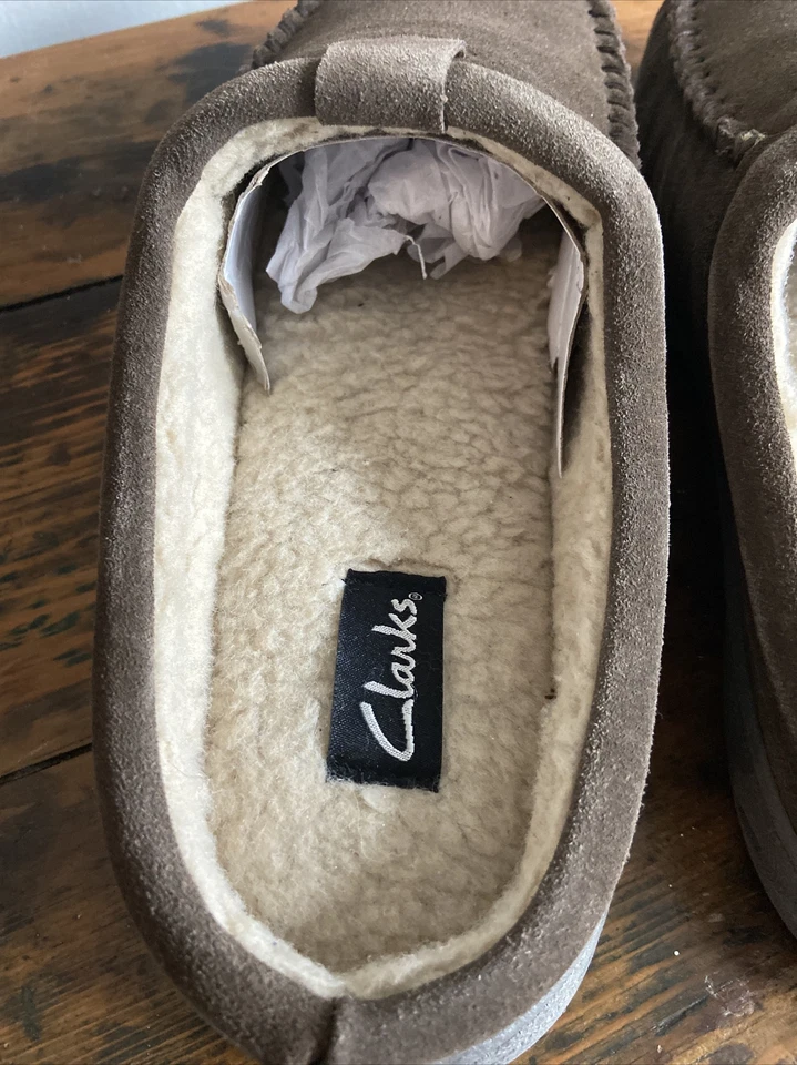 Zapatilla zueco forrada Sherpa gamuza espalda abierta Clarks para hombre marrón oscuro 10 M EE. UU. Foto 2 de 4