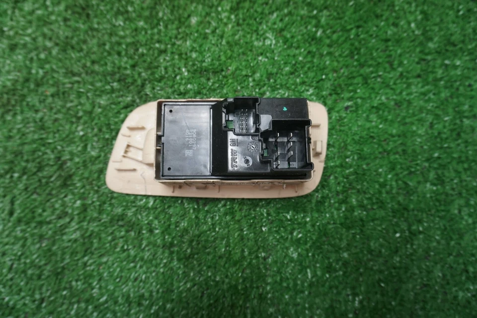 2014 BUICK ALLURE передний правый переключатель окна OEM9060797 - Изображение 2 из 3