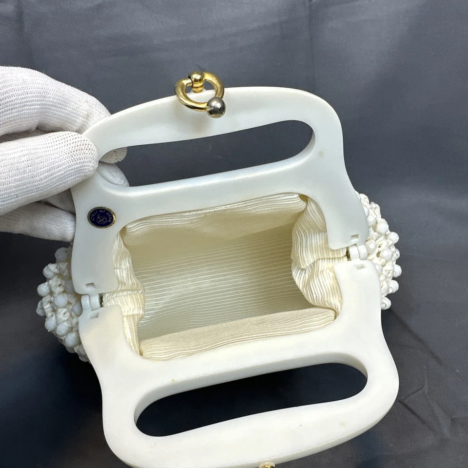 Vtg 60’s Gaymode white Raffia Straw Purse Kiss Lock Celluloid Handle Italy 9"x8" - Image 4 of 4