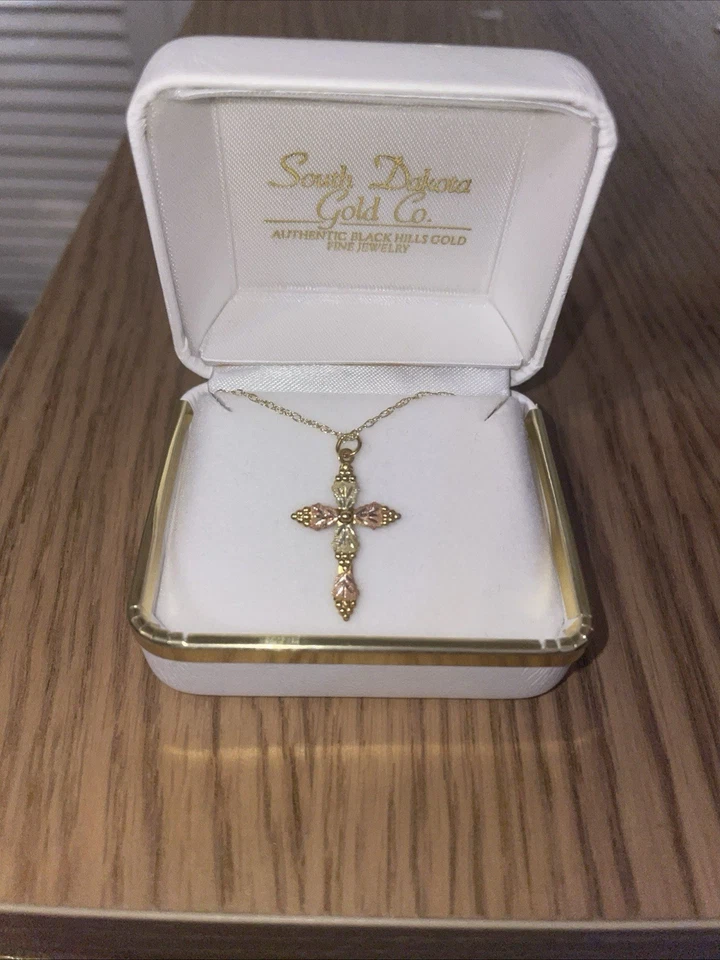 Collar Cruz Oro Black Hills Foto 4 de 4