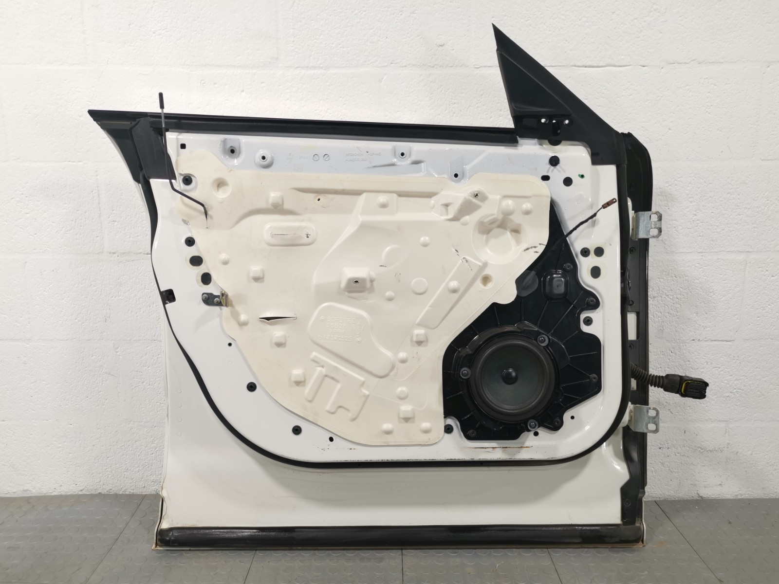 Maserati Levante 2018 AWD AUTO 3.0L Front Left White Complete Door HP29049A OEM
