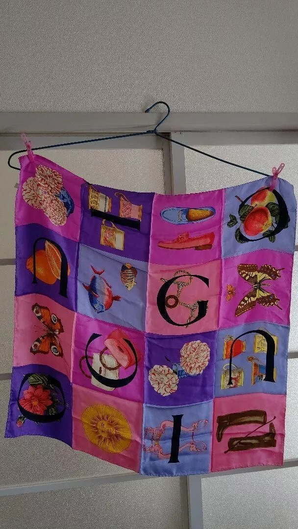 Gucci grande écharpe carrée soie 86cm 33′′ bandana fleur papillon violet