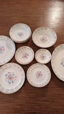 Vintage Royal China Dinnerware - 25 Pieces - Good condition - Gold Trim