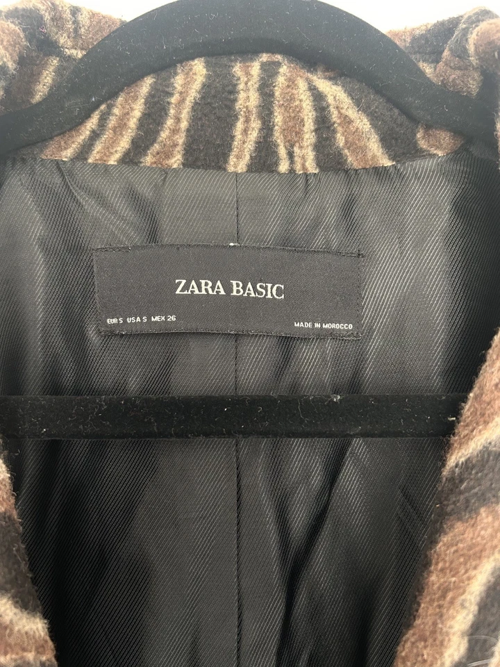 Casaco ZARA com estampa de animal zebra tamanho pequeno peito duplo - Imagem 3 de 4