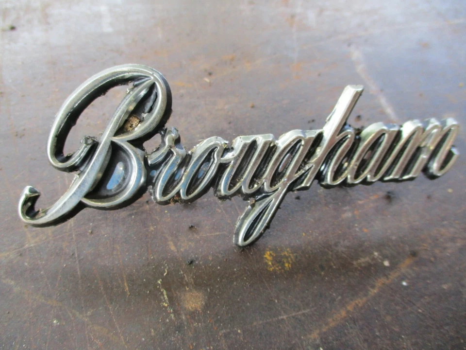 73 74 75 76 PLYMOUTH SCAMP BROUGHAM PANEL VELA TRASERA EMBLEMAS FABRICANTE DE EQUIPOS ORIGINALES PAR TODOS LOS PINES Foto 3 de 4