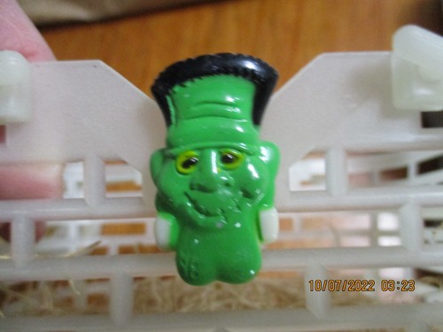 2~HALLOWEEN HANDLED BASKETS PLASTIC W/ FRANKENSTEIN & DRACULA HEADS~6" X 4 1/4" - Picture 7 of 8