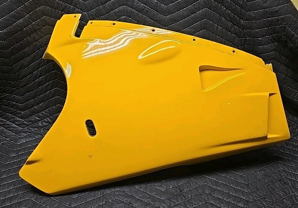 カーボンアンダーパネル　Ducati 748/916 / 996/998 Original Ducati 748 916 996 RH Lower Fairing Panel 1994-2002 USED