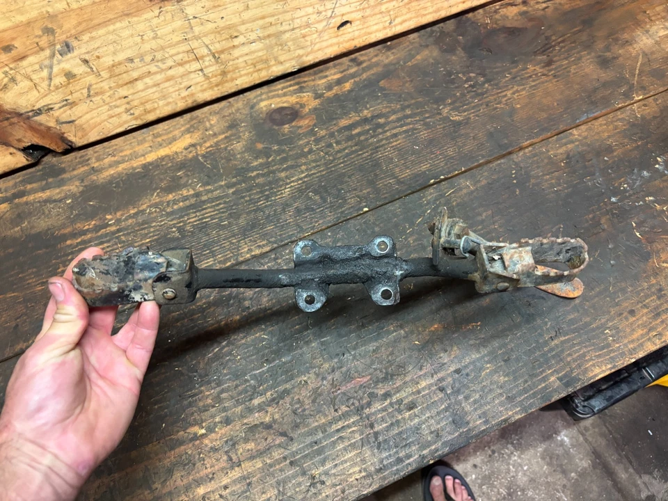 Soporte estriberas delanteras Kawasaki KD100 soporte lateral KD100M KD 100 M Foto 2 de 4