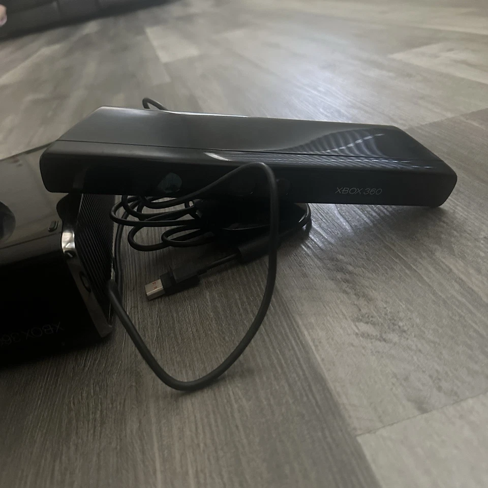 Xbox 360 With Controller And Kinect Bundle Black And Silver - Image 2 of 2