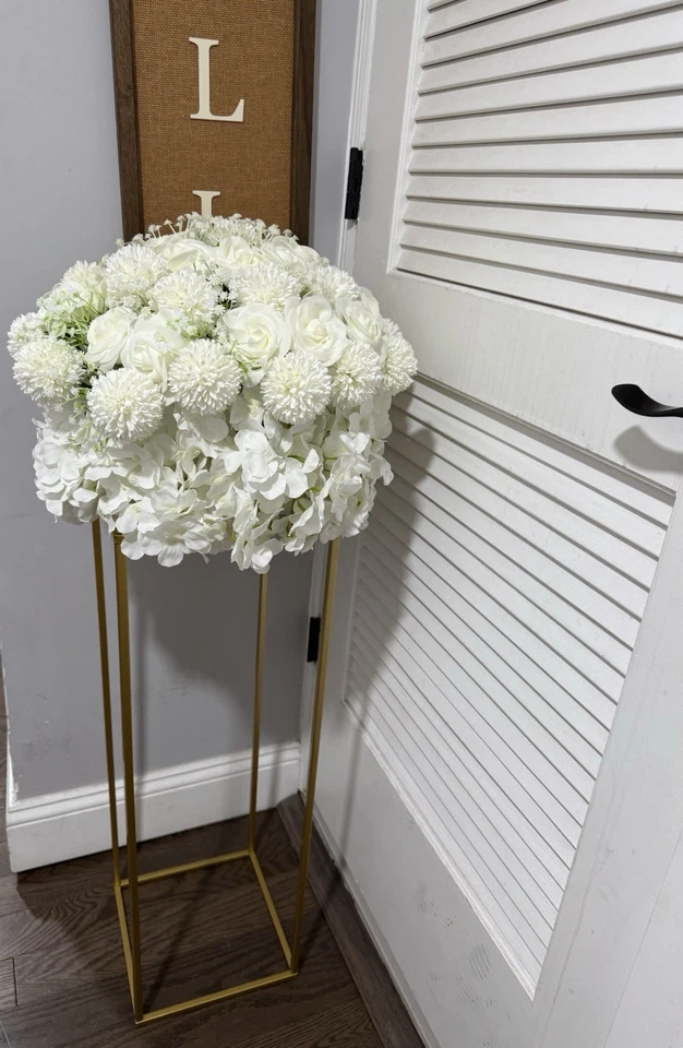 Boda Flores Blancas Con Soporte Dorado Foto 3 de 4