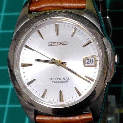 Seiko Perpetual Calendar Uhr Modell 8f32-0140 silberfarben getestet