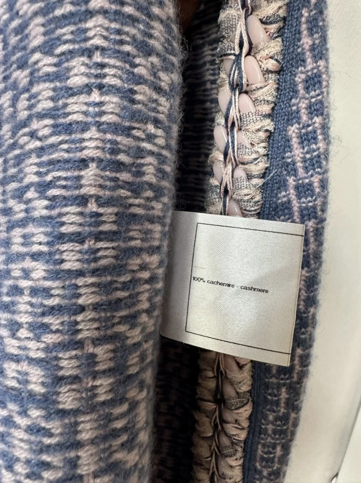 Cárdigan de cachemir azul y rosa de Chanel Foto 3 de 4