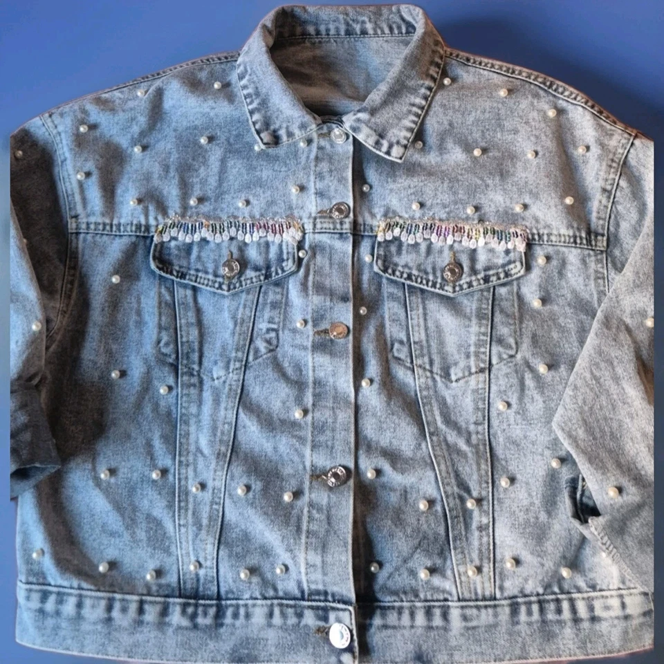 Chaqueta Vaquera Azul Claro Talla L con perlas blancas y lentejuelas. - Imagen 2 de 4