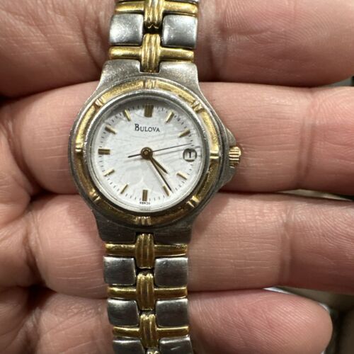 Reloj de cuarzo vintage para dama BULOVA 98M36 de dos tonos de acero inoxidable y oro 25 mm - Imagen 2 de 10