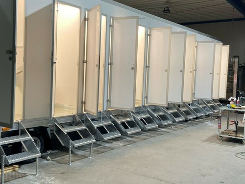 Alisch Vermietung größter Toilettenwagen der Welt 22 WC u. Urinale auf 2 Seiten - Bild 4 von 7