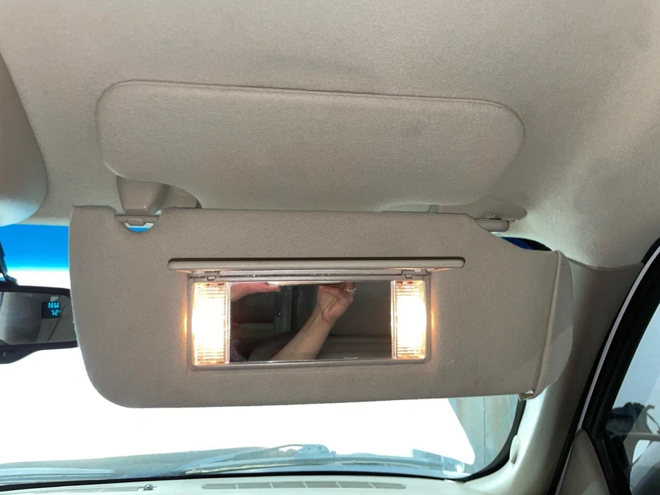 2003 GMC Yukon XL1500 Passenger RH Right Sandstone-522 Illuminated Sun Visor Foto 2 de 3