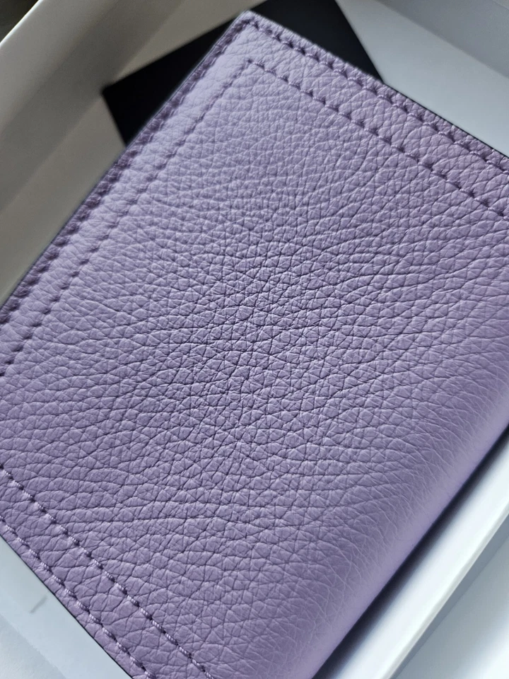 Carteira Compacta Feminina de Couro com Logotipo Moschino - Nova Na Caixa, Cor Roxa Lilás - Imagem 3 de 4