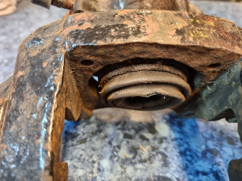 Porsche 924S 944 2.5 2.7 (1981-1987) Left Rear Brake Caliper 94435242900 — 第 3/4 张图片