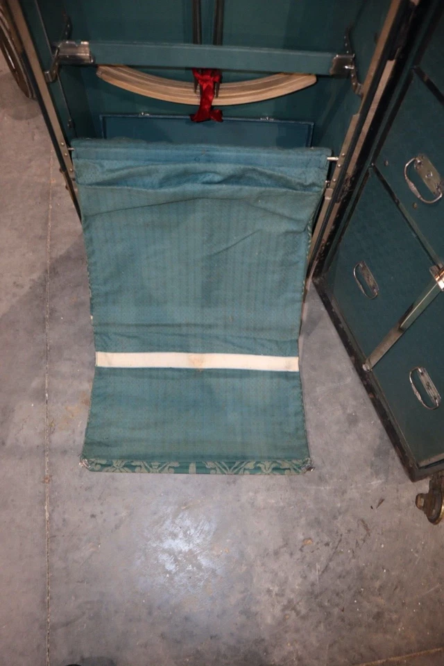 Antiguo Hartmann Gibraltarizado Vapor Armario Baúl Cojín Superior y Llaves de Colección Foto 4 de 4