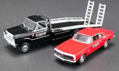 C 30 Ramp Truck Autoransporter + Chevrolet Camaro NICKEY in 1:64 ACME OVP Neu