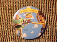 TOY STORY ANIMOWANA KSIĄŻKA STORYBOOK DISNEY OKRĄGŁA PRZYPINKA FILMOWA 3 CALE OKRĄGŁA WOODY & BUZZ