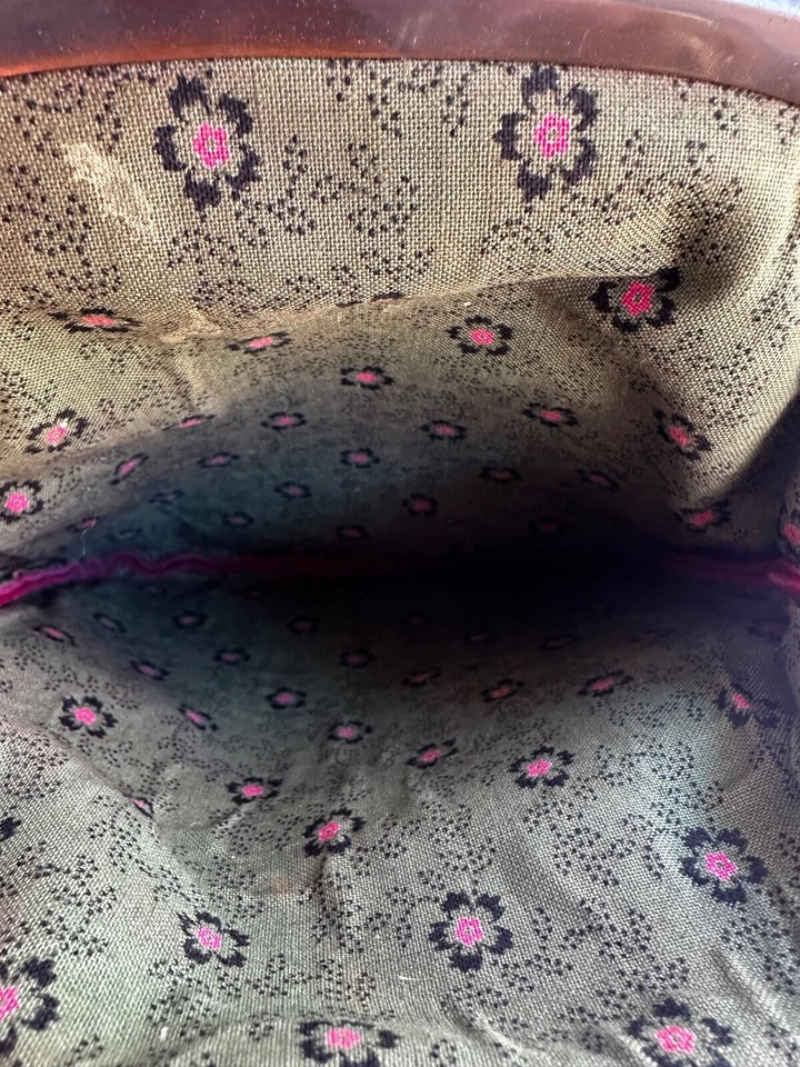 Bolso sin asas vintage de terciopelo rojo con cierre de beso bordado 8x9" interior tejido Foto 3 de 4