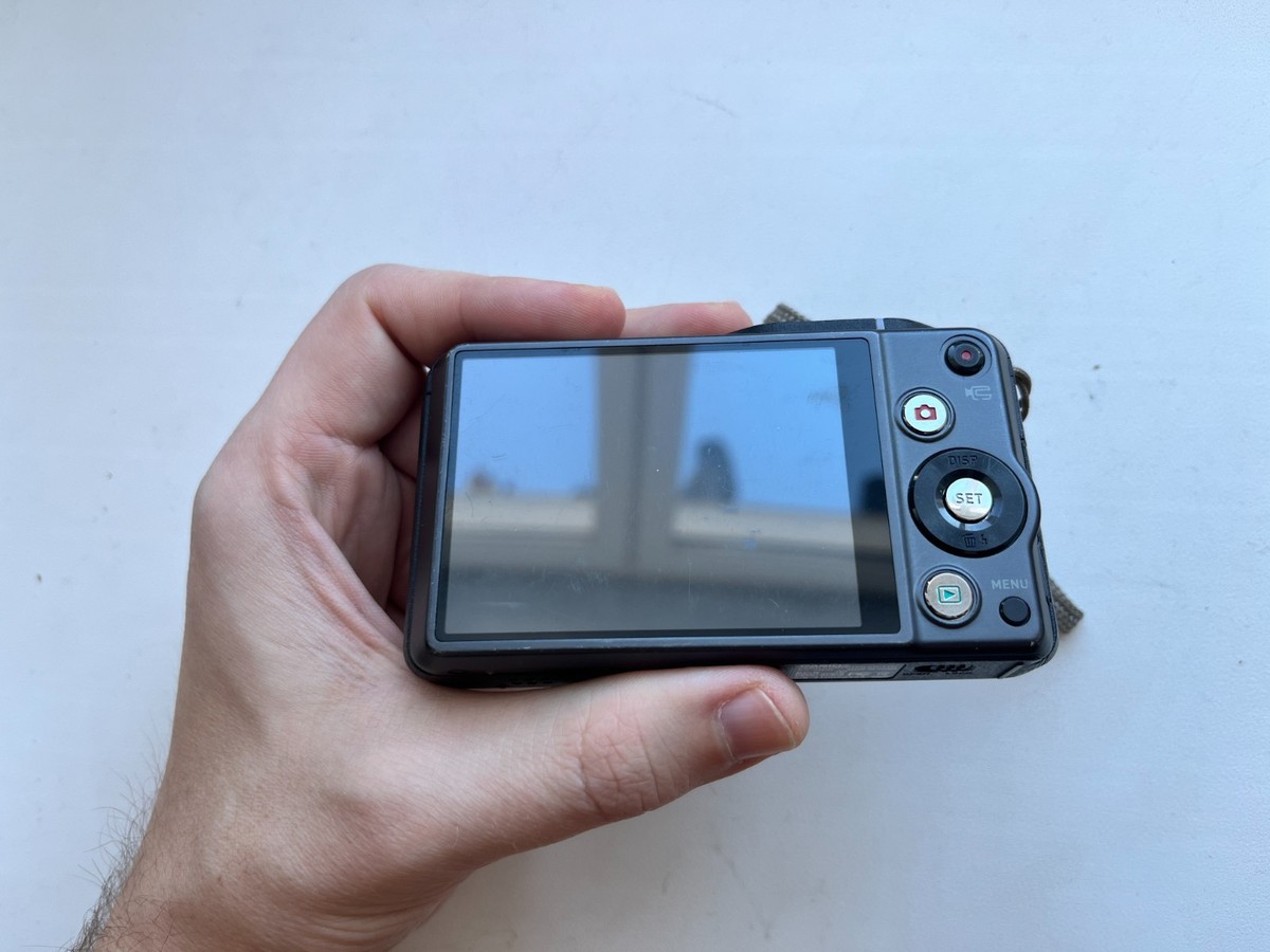 Casio EX-ZR10 12.1MP CMOS Compact Digital Camera - Black ( TESTED