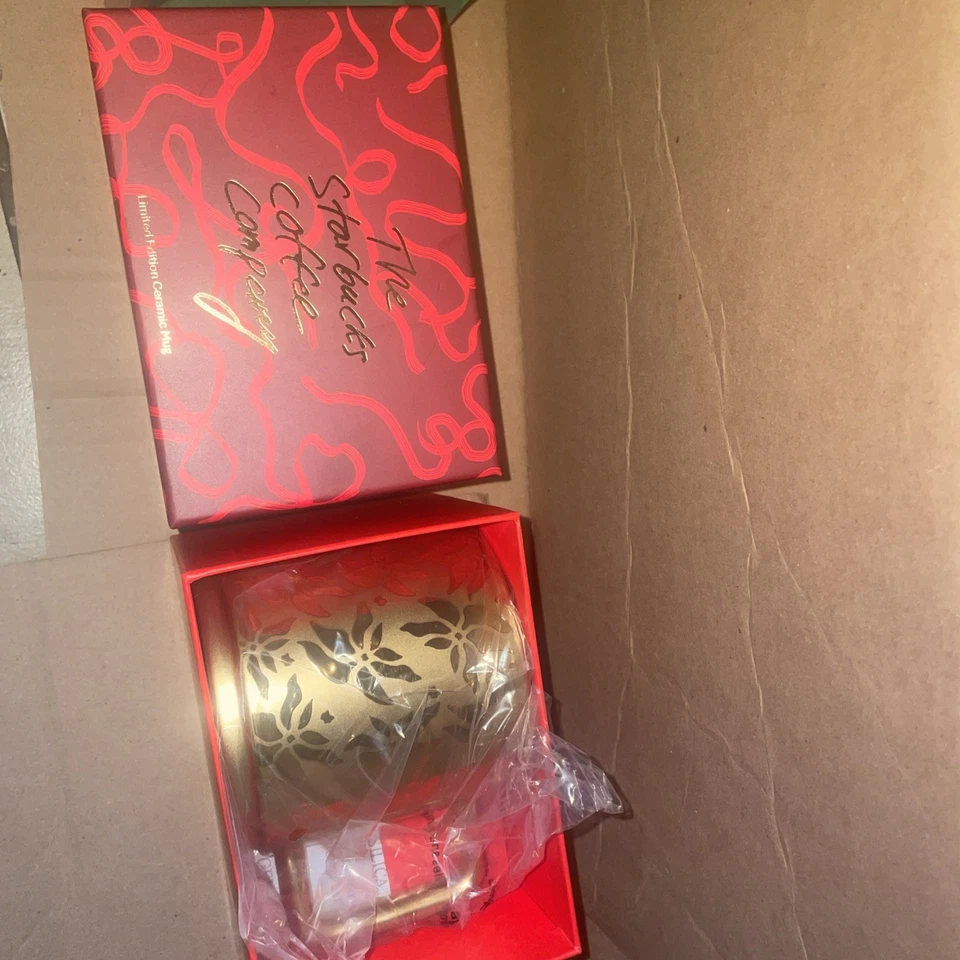 Caneca Starbucks OURO Poinsétia Natal 2025 Edição Limitada Nova com Caixa - Imagem 3 de 3