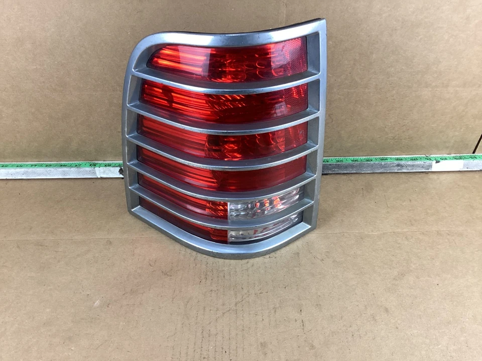 Luz trasera izquierda Mercury Mountaineer 2002-2005 OEM Foto 3 de 4