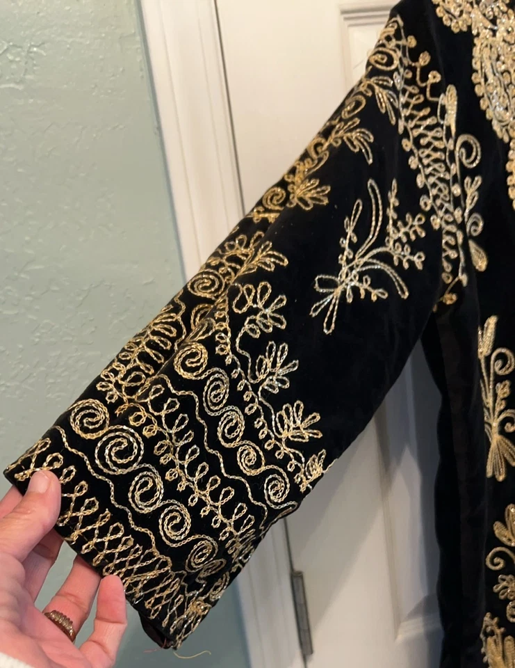 Espanador de kaftan marroquino vintage feito à mão de veludo preto tamanho único com bordado dourado - Imagem 3 de 4