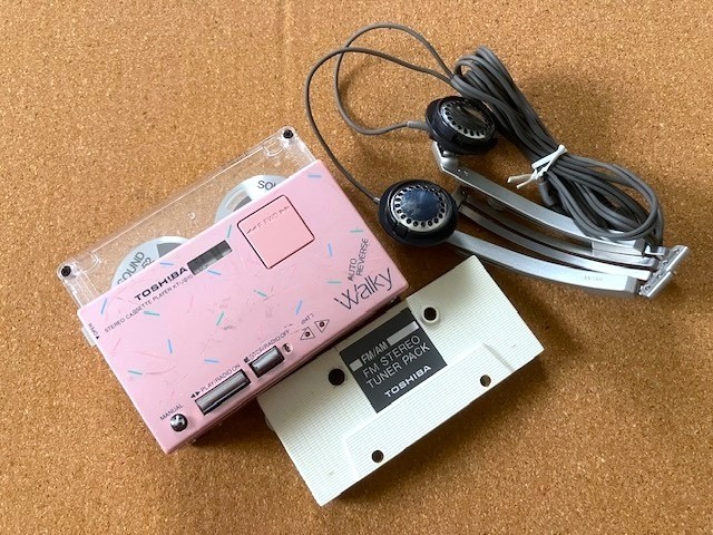 Toshiba Walky KT-AS10 Cassette Player FM/AM Radio Auto Reverse
