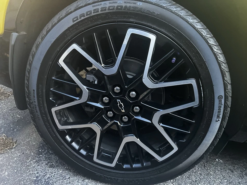 21" wheel & tire pack blazer rs OEM 95471 2023-2024 black Machined with tires - Image 2 of 4