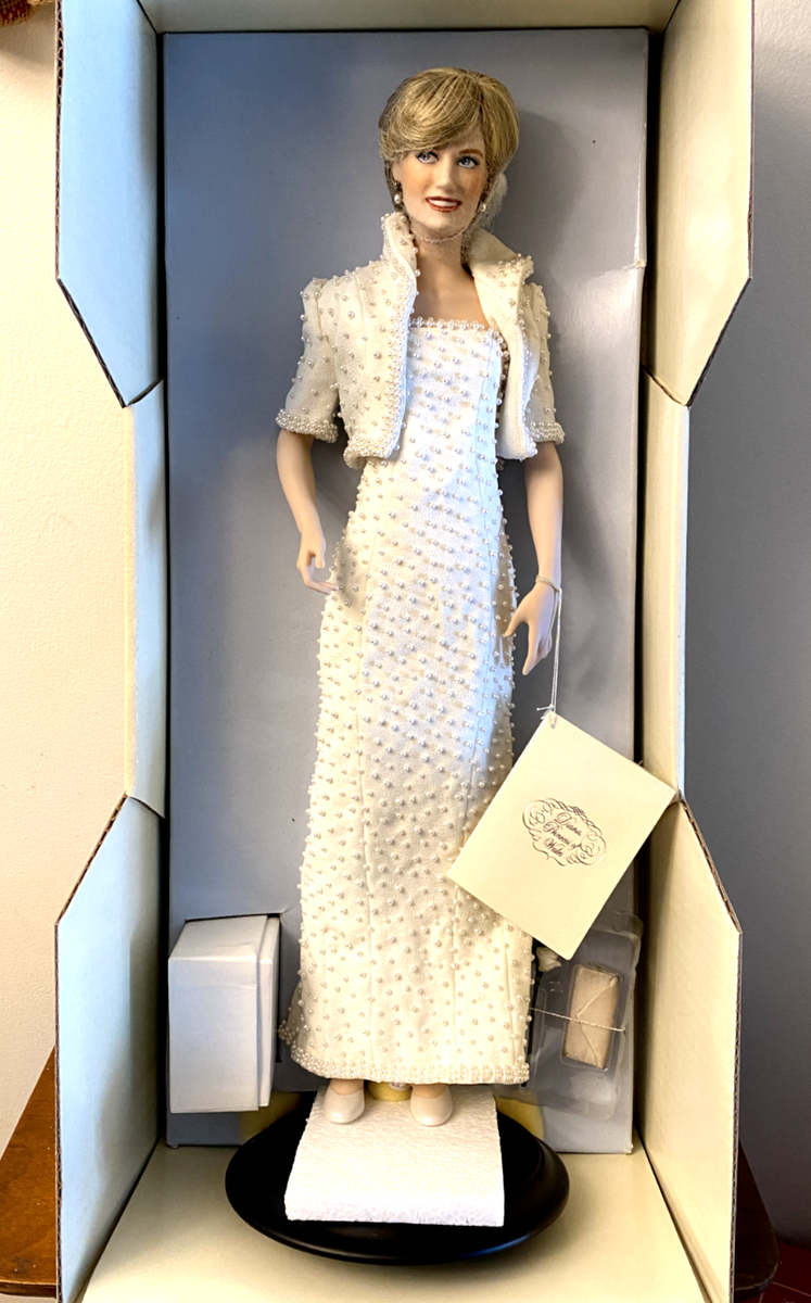 Diana Princess Of Wales - Doll -White Pearl Elvis Dress Franklin Mint - 17 inch Diana Princess Of Wales - Doll -White Pearl Elvis Dress Franklin Mint - 17 inch
