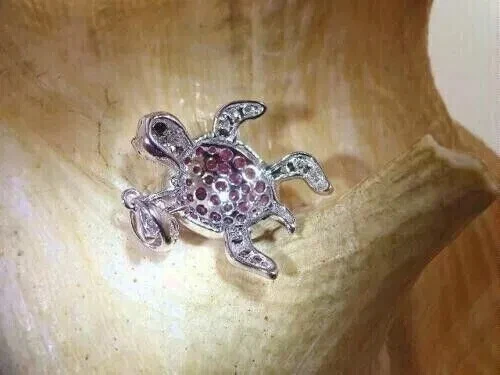 Colgante con dije de tortuga único de rubí simulado de corte redondo de 3 quilates enchapado en oro blanco de 14 k Foto 4 de 4