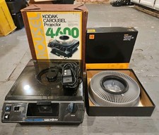 KODAK CAROUSEL PROJECTOR 4600 WITH TRANSVUE 140 SLIDE TRAY  REMOTE