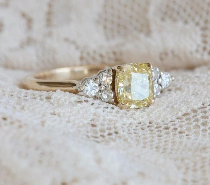 Anillo de compromiso nupcial FN de oro amarillo de 14 quilates con diamantes creados en laboratorio canario corte cojín Foto 3 de 4