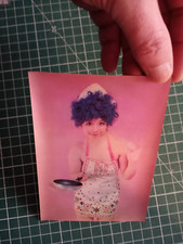 AV242 CPM photo modèle féminin - lenticulaire jeune femme fait cuire un œuf