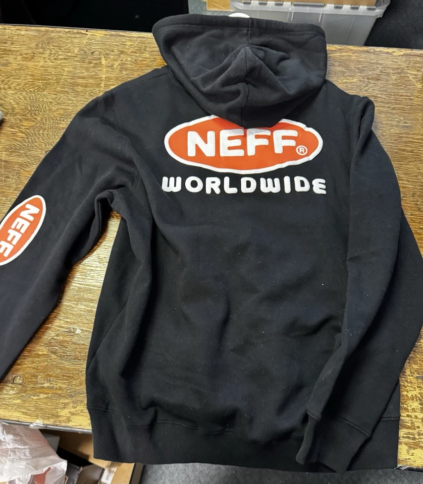 Neff “ WORLDWIDE ” Hoodie Size MEDIUM New WITH TAG. BLACK With PUFF LETTER LOGO - Image 2 of 4