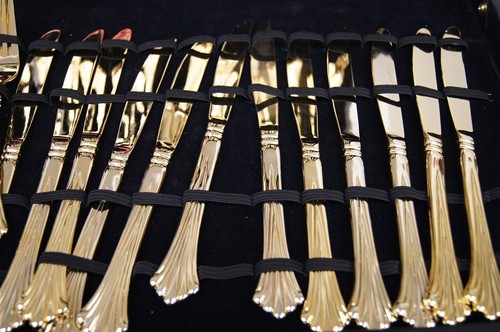 VINTAGE WM. ROGERS & SON Gold-plated 62 piece Flatware Set. Royal Plume 99110022 - Picture 4 of 10
