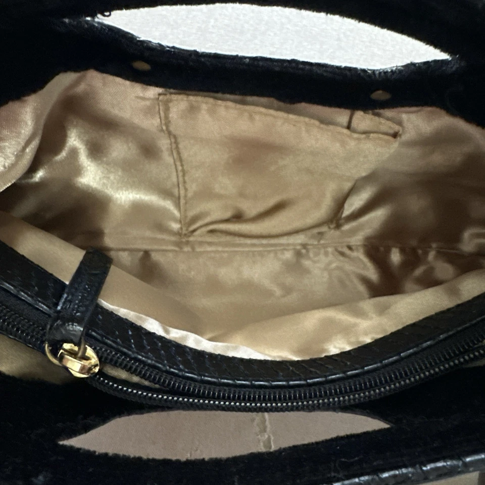Bolso de mano XOXO para mujer negro de terciopelo de felpa con detalles de imitación de cocodrilo Foto 4 de 4