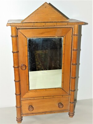 Ancienne armoire de poupée miniature à décor de bambou. - France
