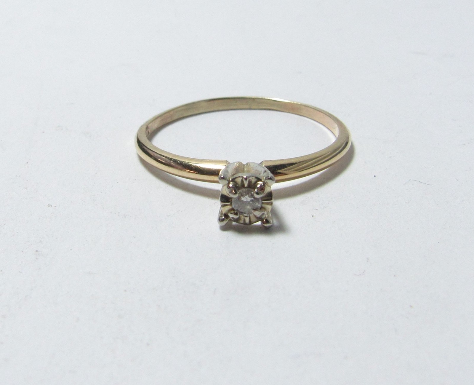 SOLID 10K GOLD SOLITAIRE RING W/ ROUND NATURAL DI… - image 1