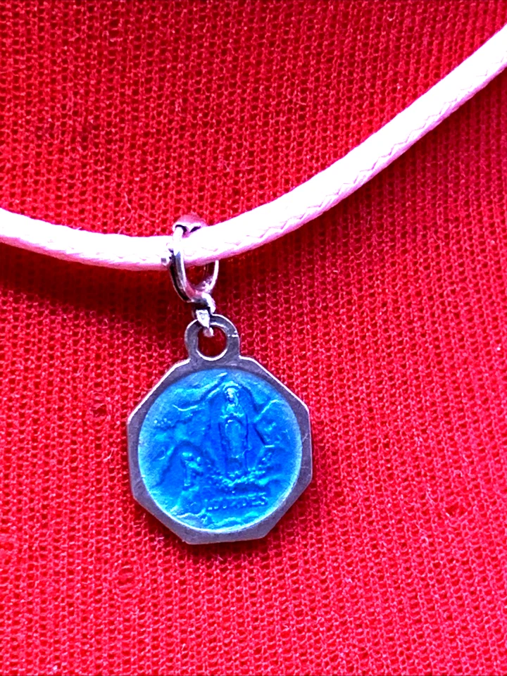 MEDAGLIETTA IN ARGENTO 800 E SMALTO A FUOCO, MADONNA DI LOURDES CM 1 - Immagine 3 di 4