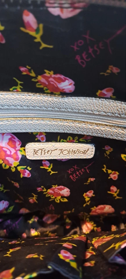 Precioso bolso de mano Betsey Johnson con lazo estructurado corazones bordados topo para damas Foto 3 de 4