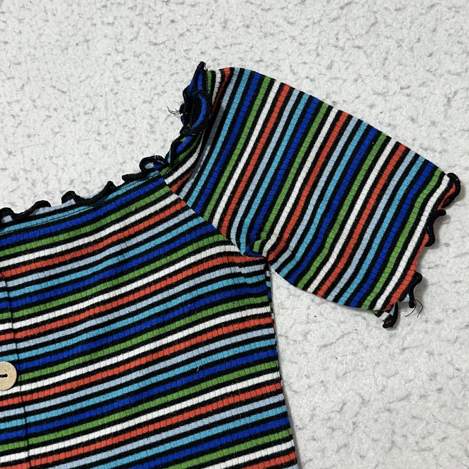 Camiseta corta mediana Ambiance para mujer a rayas arco iris con botones borde delantero con volantes Foto 4 de 4