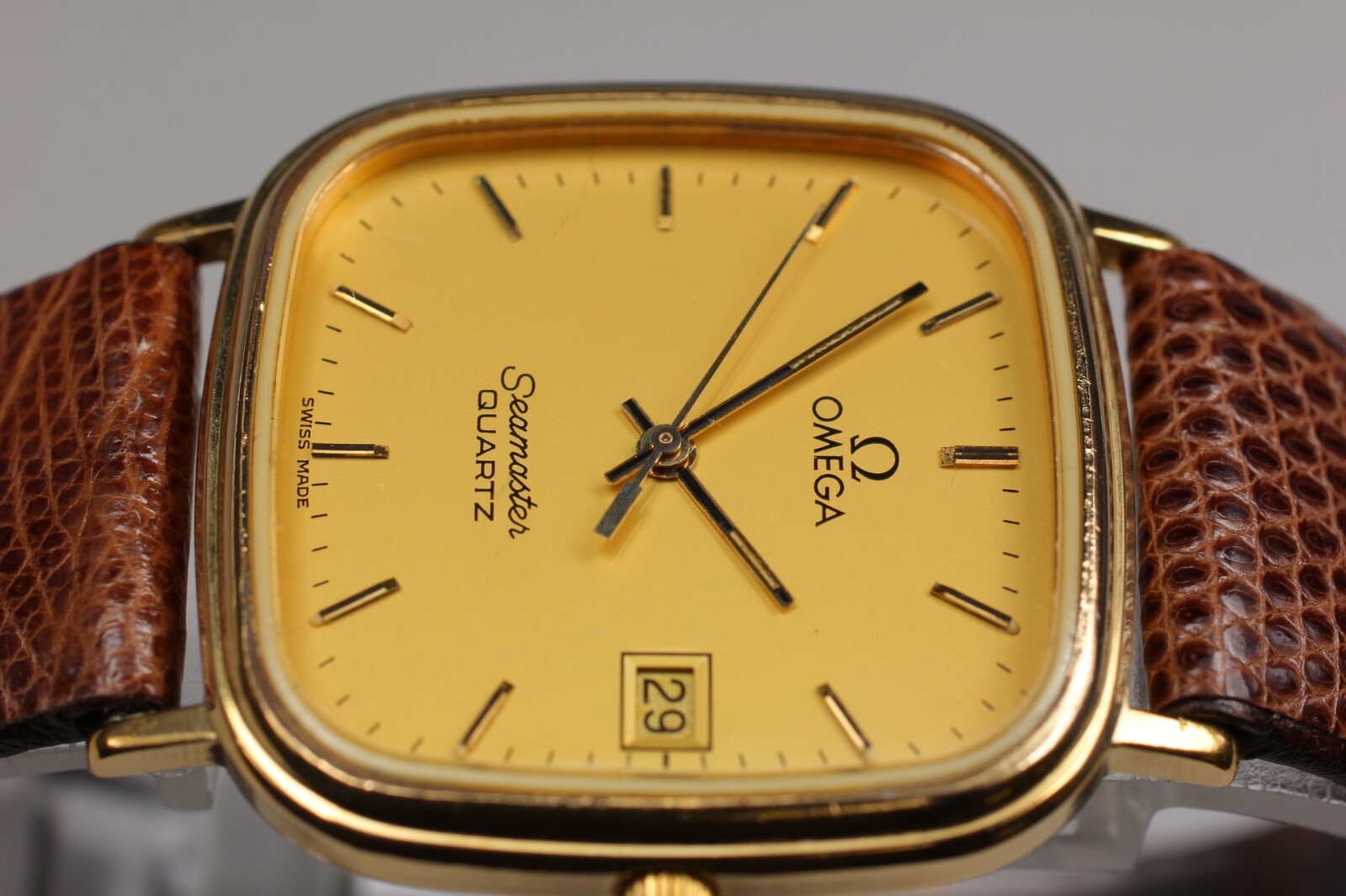 exc-5-vintage-omega-seamaster-cal-1430-gold-dial-quartz-date-men-s