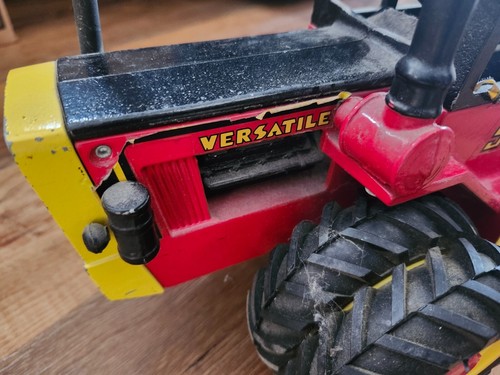 Versatile 935 Die-Cast Red Tractor "Comin' On Strong Boston 1990" - Picture 8 of 10