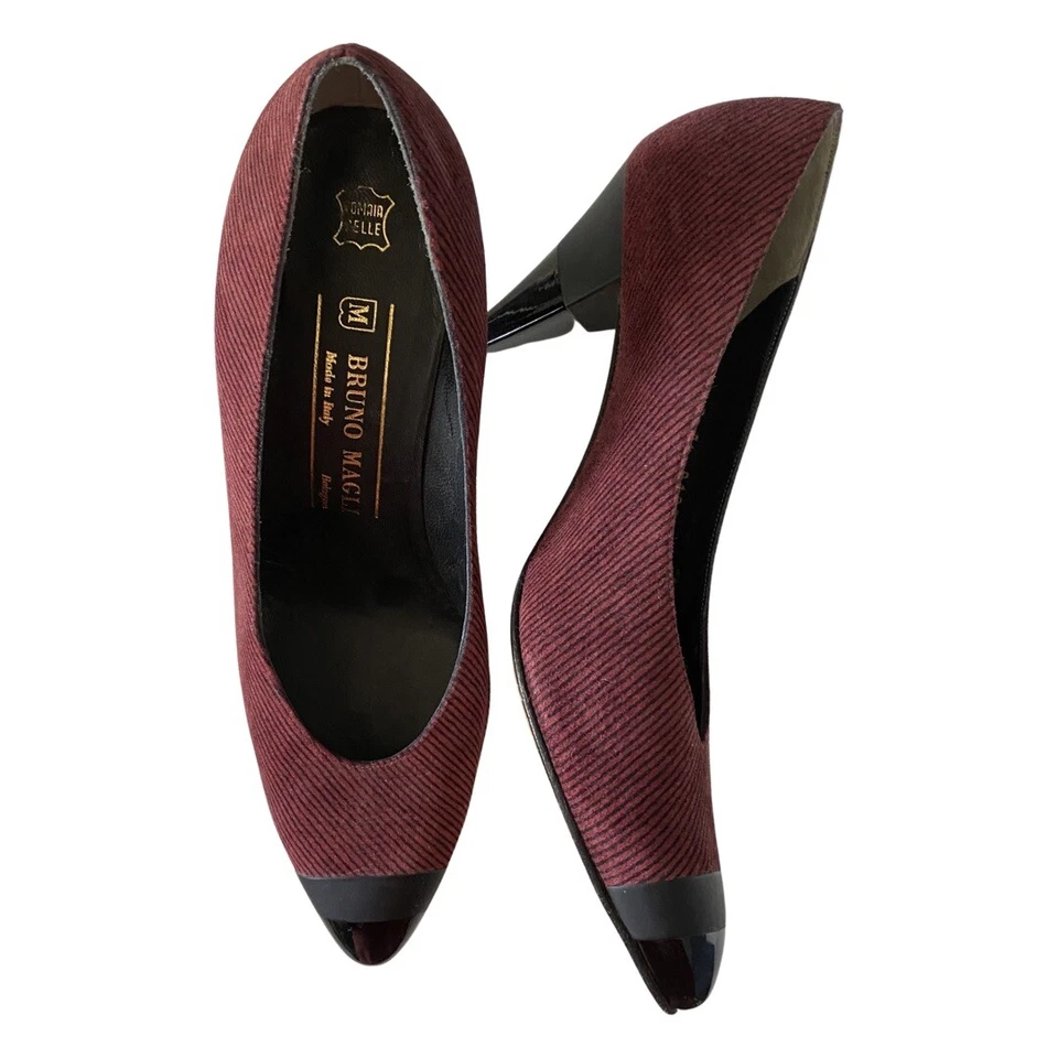 Bombas pontiagudas de veludo/couro Bruno Magli US7,5 (US$ 230) - Imagem 2 de 4